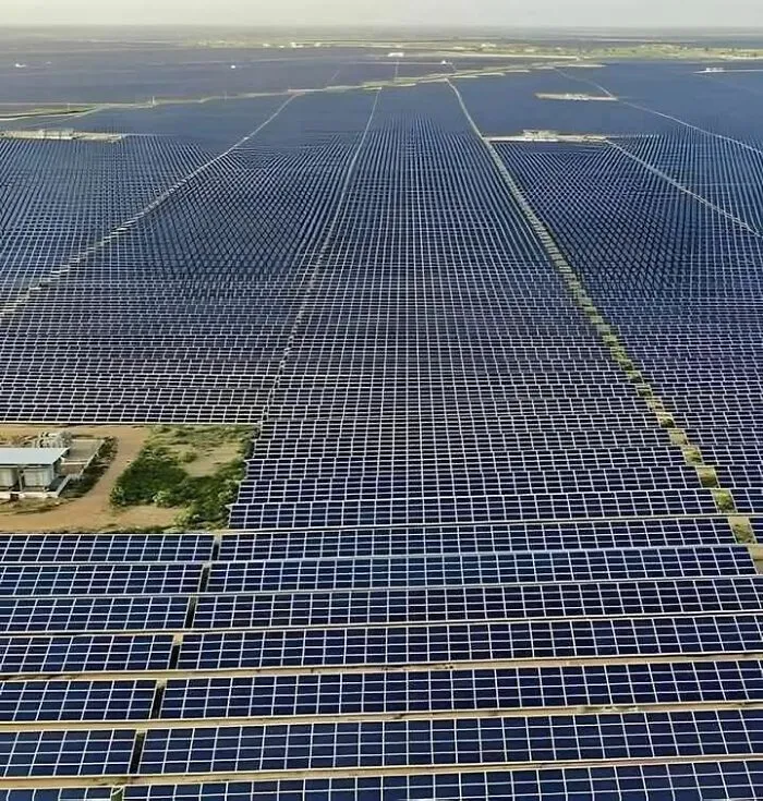 El parque de energía renovable más grande del mundo se encuentra en Khavda, Gujarat, India, y constituye un logro asombroso en el campo de la energía sostenible.