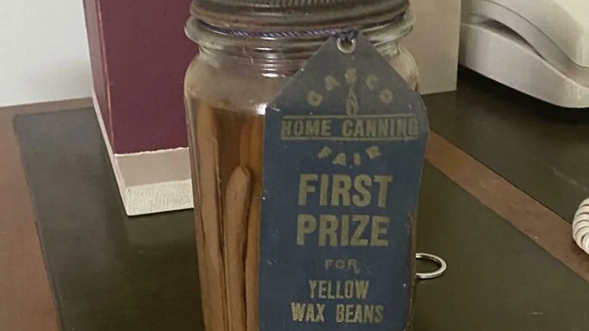“String Beans From September 1945”: 45 “Treasures” People Found In Old Houses