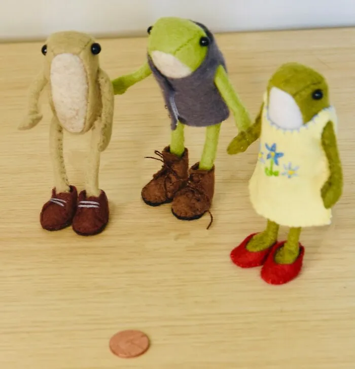 My Handmade Felt Frog Doll And His Extensive Wardrobe Of Wholesome Outfits (37 Pics)
