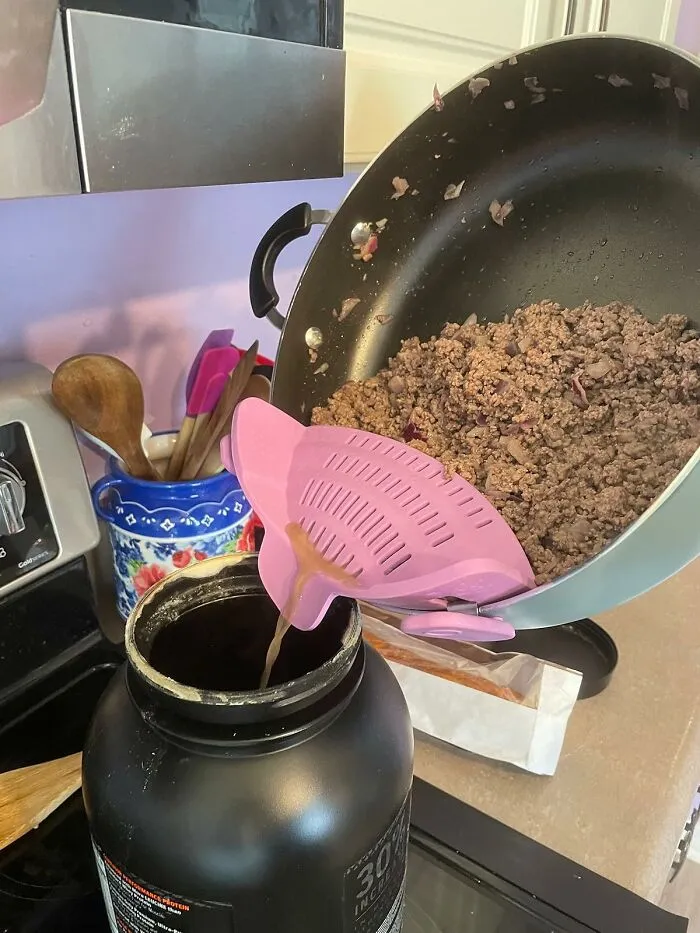 Apparently, We've All Collectively Decided That Wrestling With A Bulky Colander Is Out, And This Genius <a Style="Display:inline;" Href="Https://Www.amazon.com/Kitchen-Gizmo-Strain-Clip-7-87x2-76x4-53-Inch/Dp/B0c7x7z33m?ie=utf8&th=1&linkcode=ll1&tag=bpseahorse-20&linkid=7ff37cb42269b08948f4a04e5808ebe2&language=en_us&ref_=as_li_ss_tl" Target="_blank"><span Style="Font: Inherit; Color: #d74b1f;"> Silicone Clip-On Strainer For Pots </Span> Is In