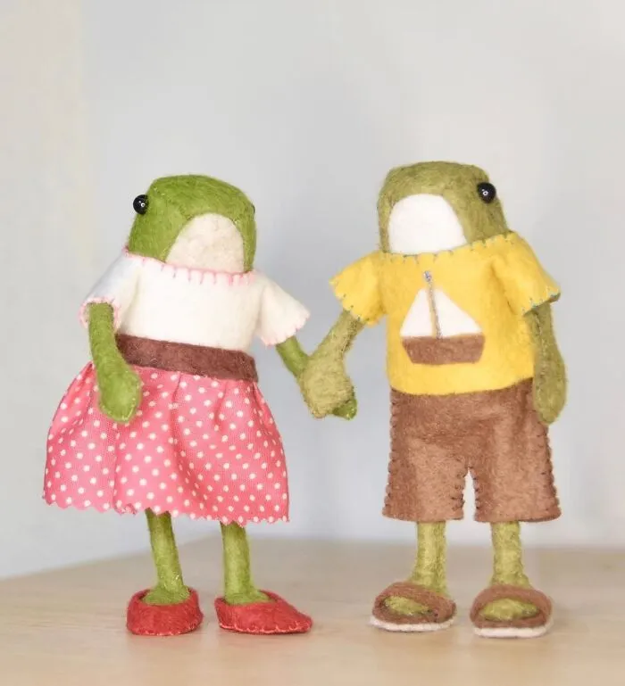 My Handmade Felt Frog Doll And His Extensive Wardrobe Of Wholesome Outfits (37 Pics)