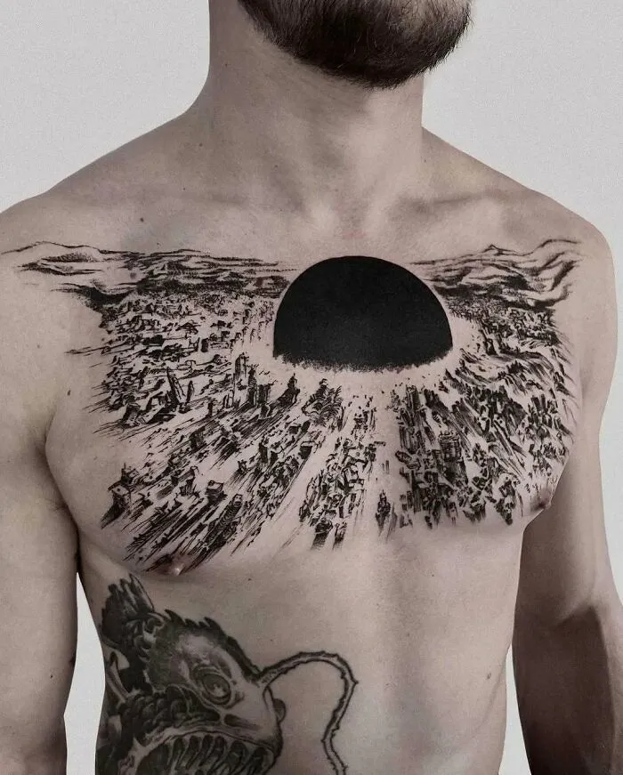 Tatuaje en el pecho de ciudad con un sol negro grande, ejemplo de tatuajes que van de lo gracioso a lo terrible.