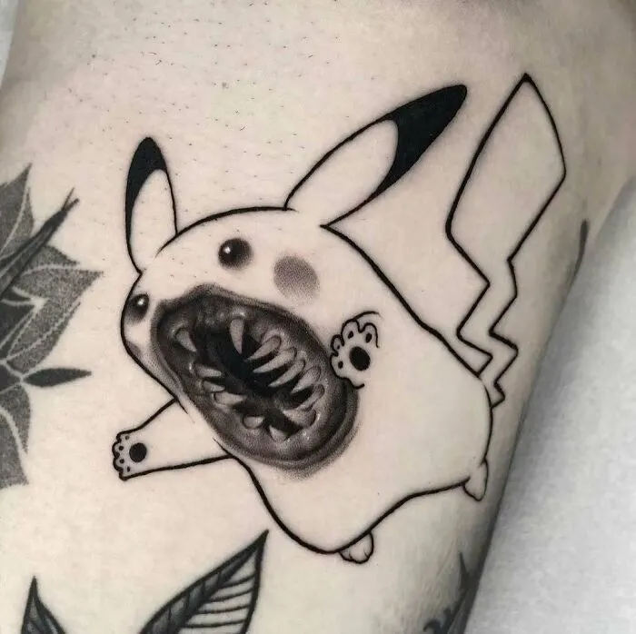 Tatuaje creativo de Pikachu con estilo terrorífico, parte de tatuajes que van de lo gracioso a lo terrible en personas.