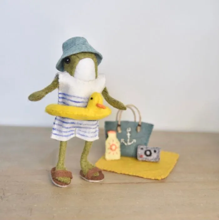 My Handmade Felt Frog Doll And His Extensive Wardrobe Of Wholesome Outfits (37 Pics)
