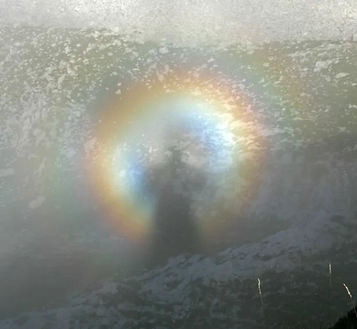 Un raro fenómeno óptico, el "Espectro de Brocken", que se produce cuando una persona se encuentra a mayor altitud en las montañas y ve su sombra proyectada sobre una nube a menor altitud.