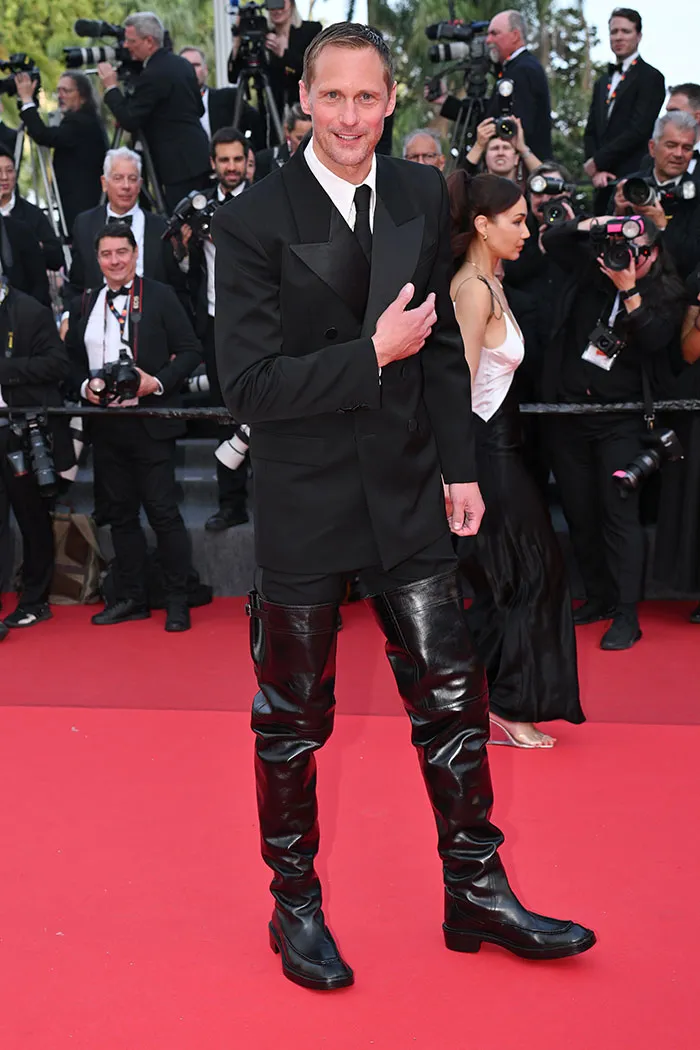 Las atrevidas botas de cuero de Alexander Skarsgård