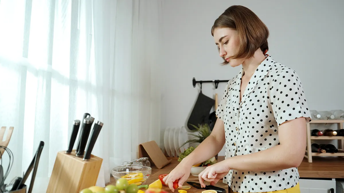Boyfriend’s 2AM Loyalty Test Backfires When Woman Kicks Him Out On The Spot