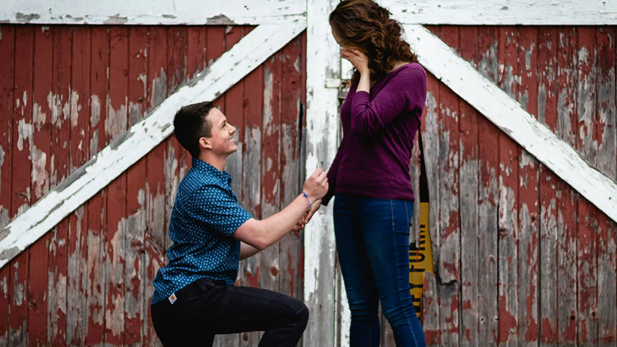 Guy Fakes Proposal While Joking Around With GF, Confused As She Says 'Yes' With Tears In Her Eyes