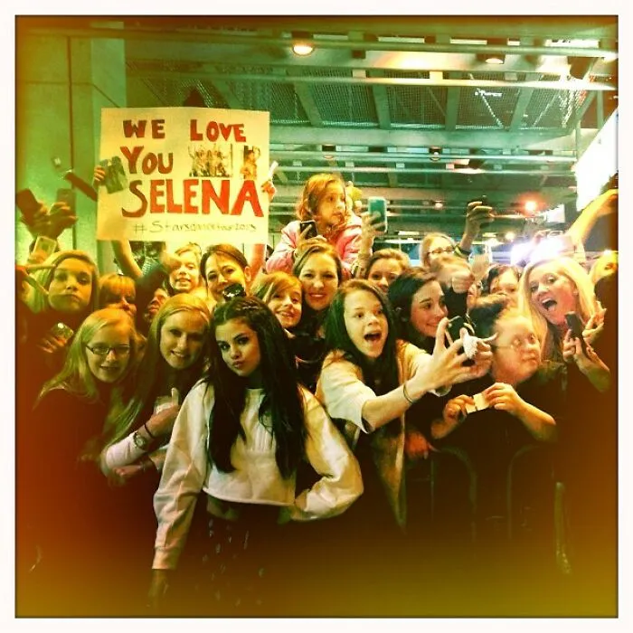 Selena Gomez With Her Fans 2013: "Nashville. I Needed Tonight. Thank Uou"
