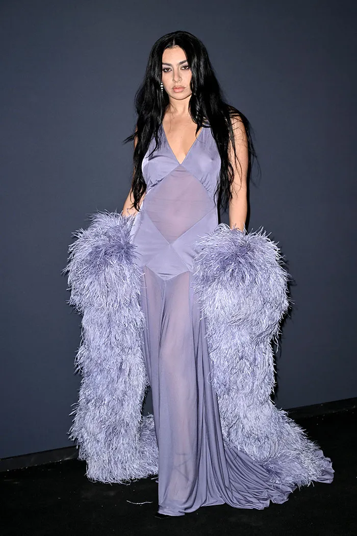 Charli XCX sin sujetador con un vestido lila transparente