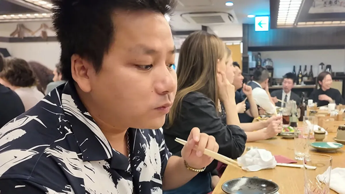 Vlogger Records Entire Video Without Realizing He Was Sitting Next To A-List Star
