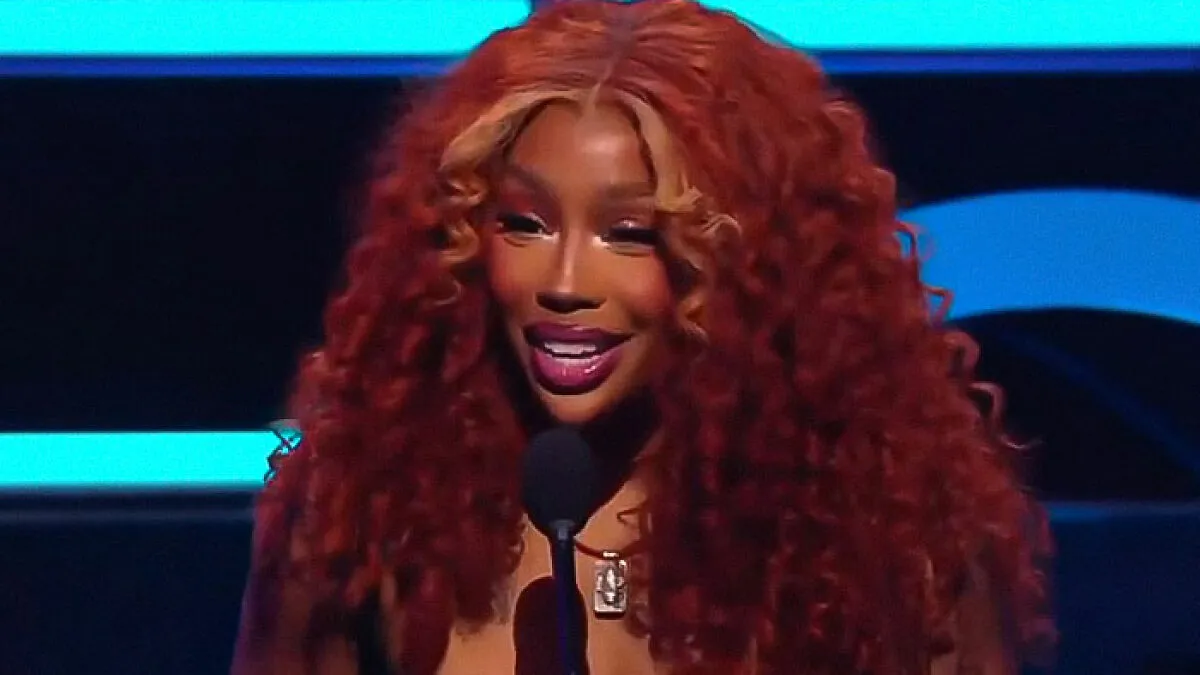 "Nobody Knows Who That Is": 10 Chaotic Moments At The 2025 AMAs That Left Fans Baffled