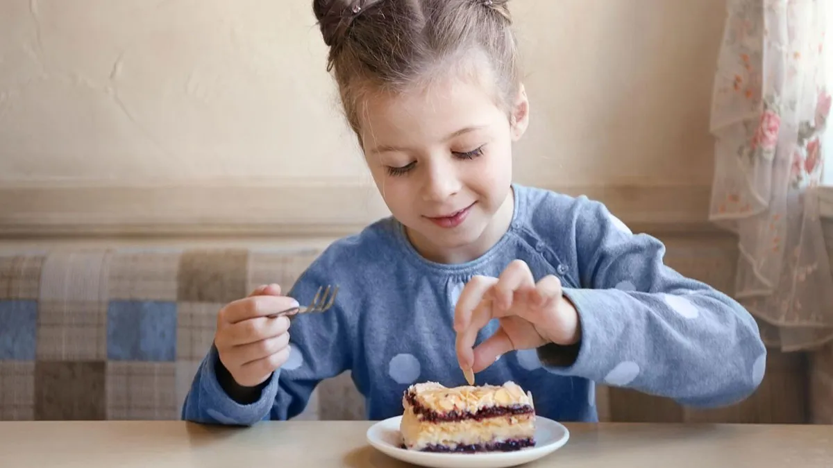 Woman Freaks Out After Finding Out That Friend’s Cake Isn’t Dairy-Free As There Is Egg In It