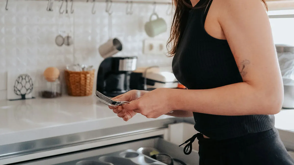 Woman’s Kitchen Is Stripped Bare By House-Sitting Friends, Husband Begs Her To Stay Silent