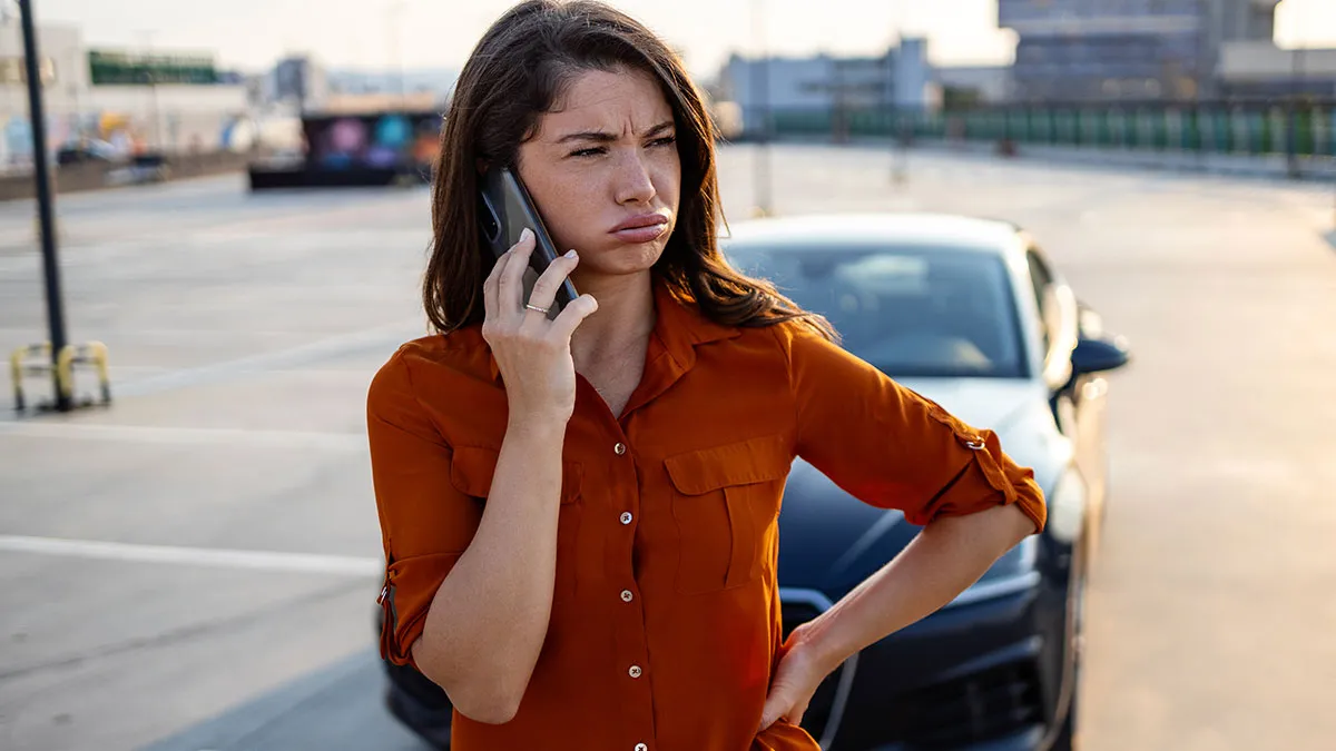 Karen Blocking Parking Bay Won’t Move An Inch, Red Faced After Hubby Chooses Different Spot