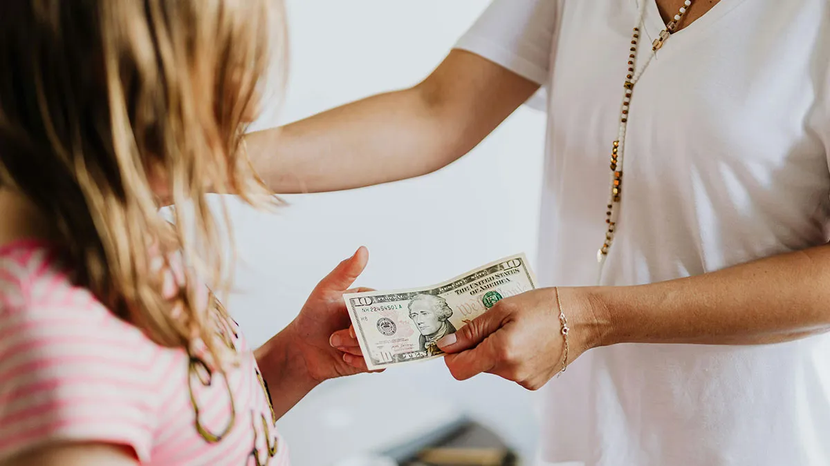 Grandparents Livid Other Grandparents Give More Money To Kid, Get Slammed Online