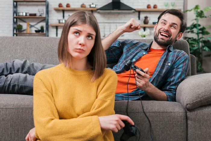 30 Guys Who Turned Their Back On Female Friends After Their GF Demanded It And How It Worked Out
