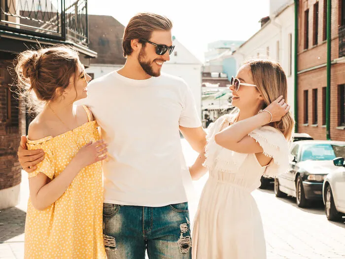 30 Guys Who Turned Their Back On Female Friends After Their GF Demanded It And How It Worked Out