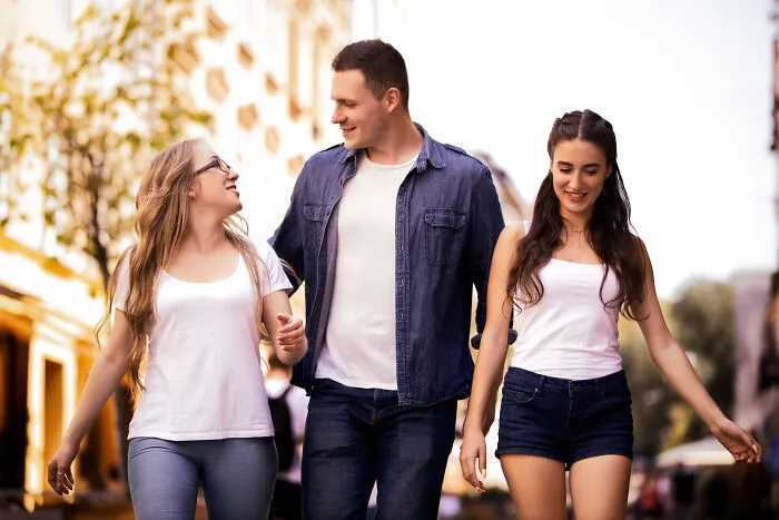 30 Guys Who Turned Their Back On Female Friends After Their GF Demanded It And How It Worked Out