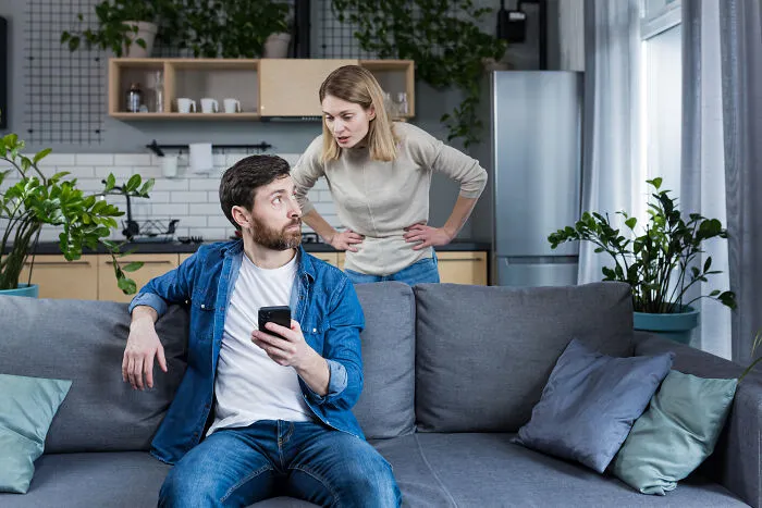30 Guys Who Turned Their Back On Female Friends After Their GF Demanded It And How It Worked Out