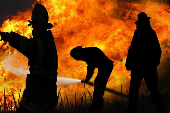 “Never Sleep With Your Bedroom Door Open”: 45 Things Emergency Workers Advise People To Do