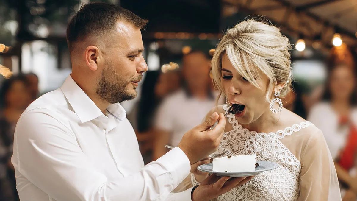 Wedding Guest Witnesses Groom Smearing Cake On Bride’s Face With A Fork, Then Their Divorce