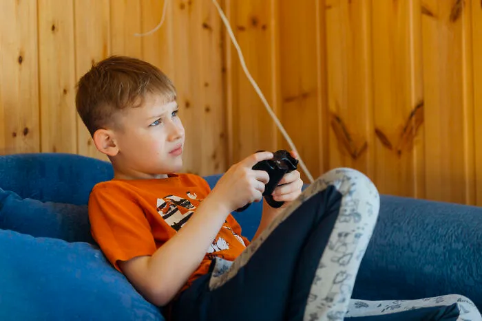 Adults Mortified When They Realized That Their 32 Habits As Kids Were Actually Red Flags