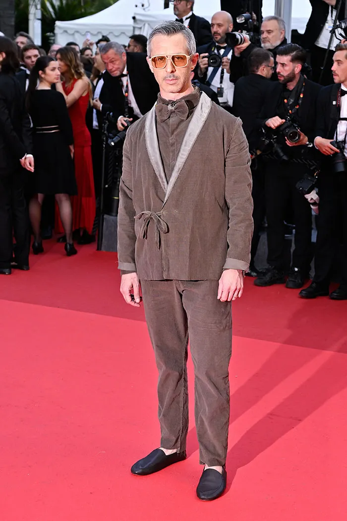 El traje marrón "poco serio" de Jeremy Strong