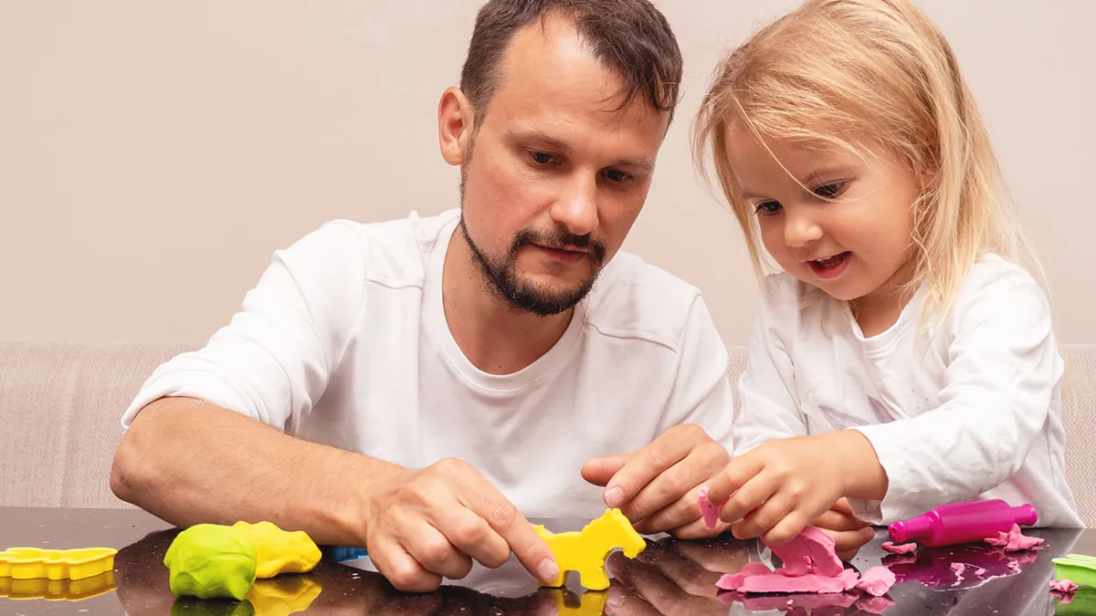 Guy Wants To Report His New Roommate To CPS: “Something Is Very Off With This Mother”