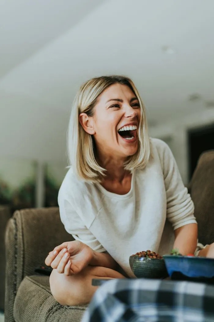 “Bee Sting Lips”: 50 Men Reveal Petty Dealbreakers They Think Women Don’t Notice