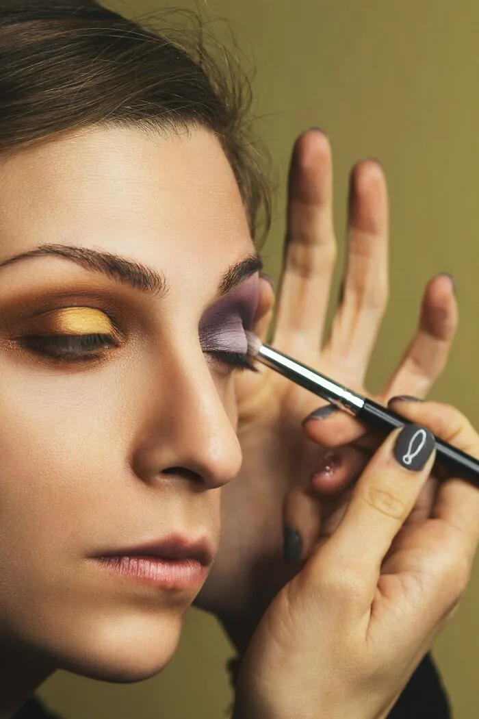 “Bee Sting Lips”: 50 Men Reveal Petty Dealbreakers They Think Women Don’t Notice