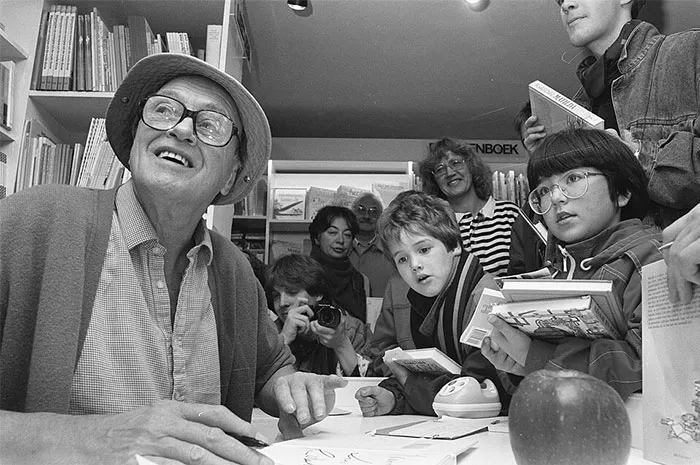Steve Jobs event with fans and photographers in a bookstore, capturing moments and book signings.