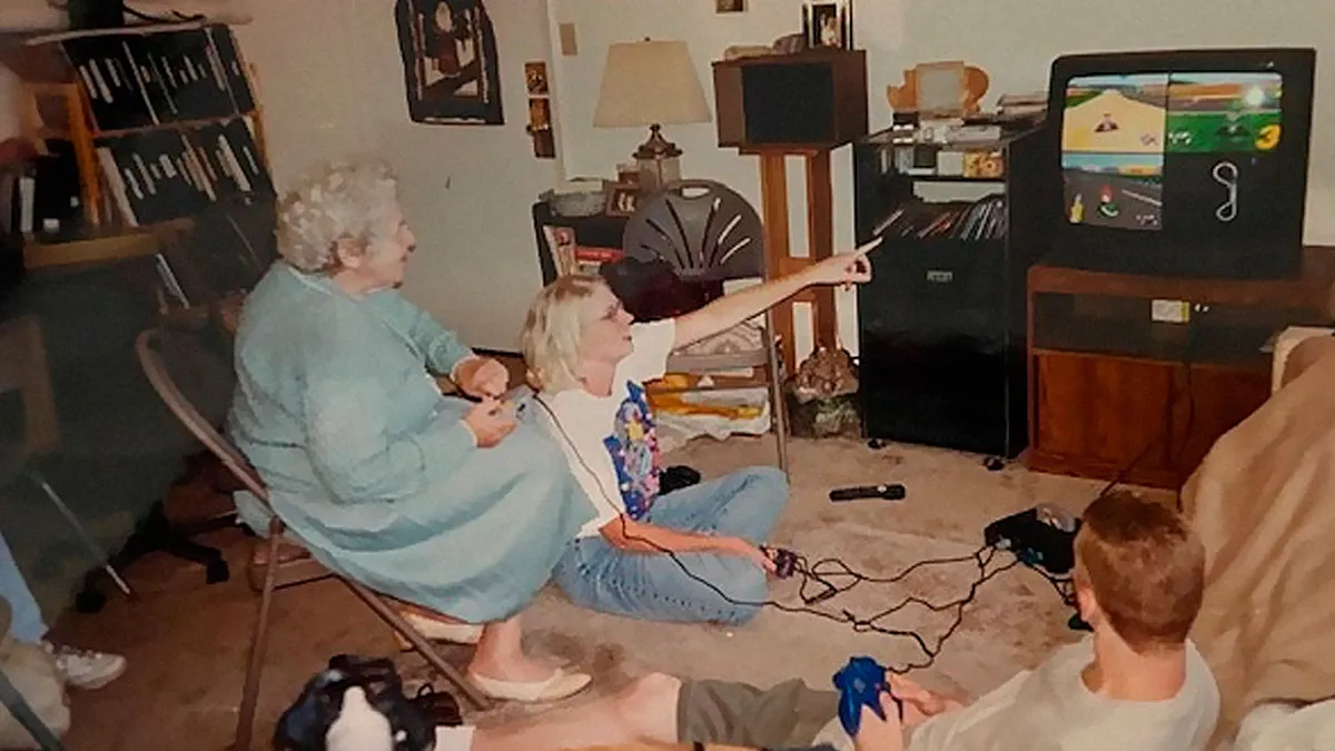 40 Snapshots Of Total Strangers That Accidentally Became Someone’s Treasure