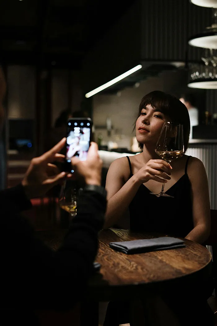 “Bee Sting Lips”: 50 Men Reveal Petty Dealbreakers They Think Women Don’t Notice
