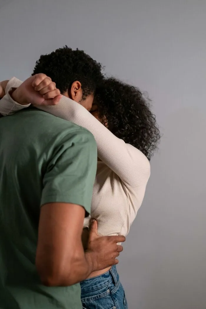 “Bee Sting Lips”: 50 Men Reveal Petty Dealbreakers They Think Women Don’t Notice