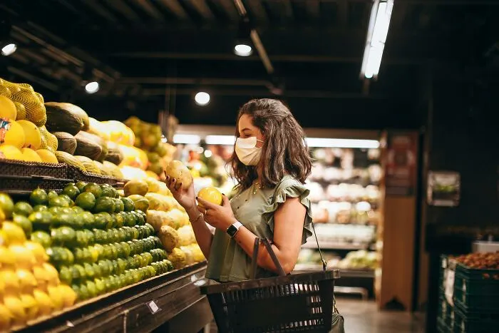 Cashiers Reveal 35 Items That Make Them Give Customers The Side Eye At The Register