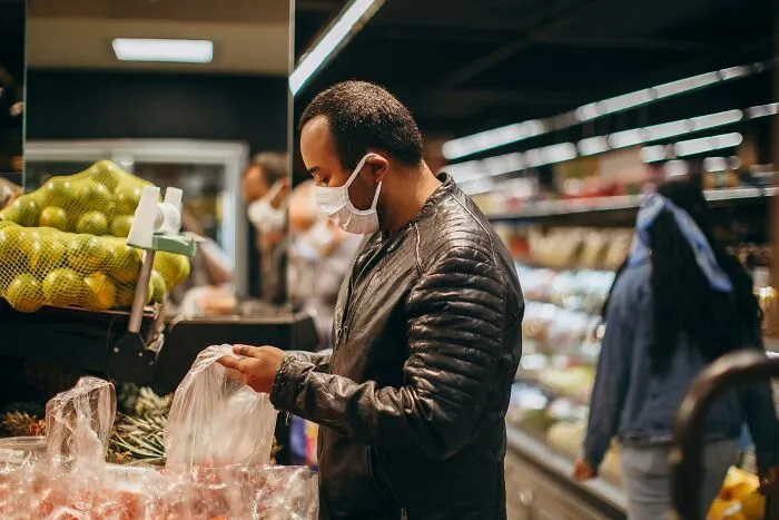 Cashiers Reveal 35 Items That Make Them Give Customers The Side Eye At The Register