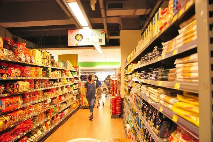 Cashiers Reveal 35 Items That Make Them Give Customers The Side Eye At The Register