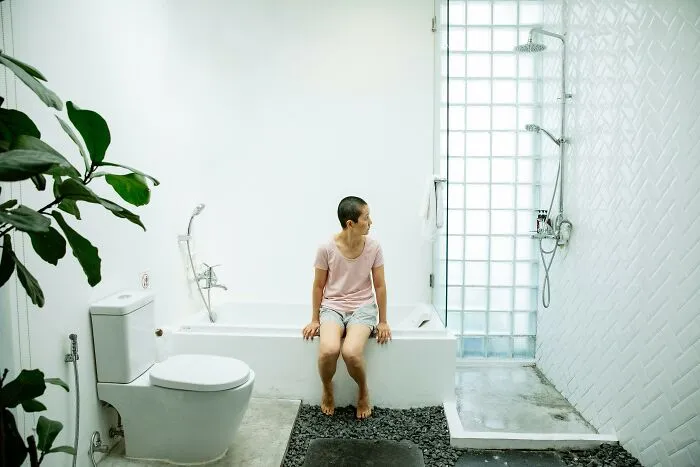 34 Totally Bizarre Things Guys Caught Their Girlfriends Doing When They Thought No One Was Watching