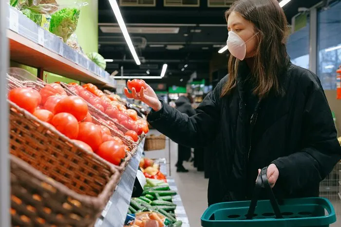 Cashiers Reveal 35 Items That Make Them Give Customers The Side Eye At The Register