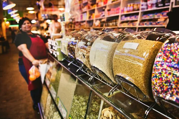 Cashiers Reveal 35 Items That Make Them Give Customers The Side Eye At The Register
