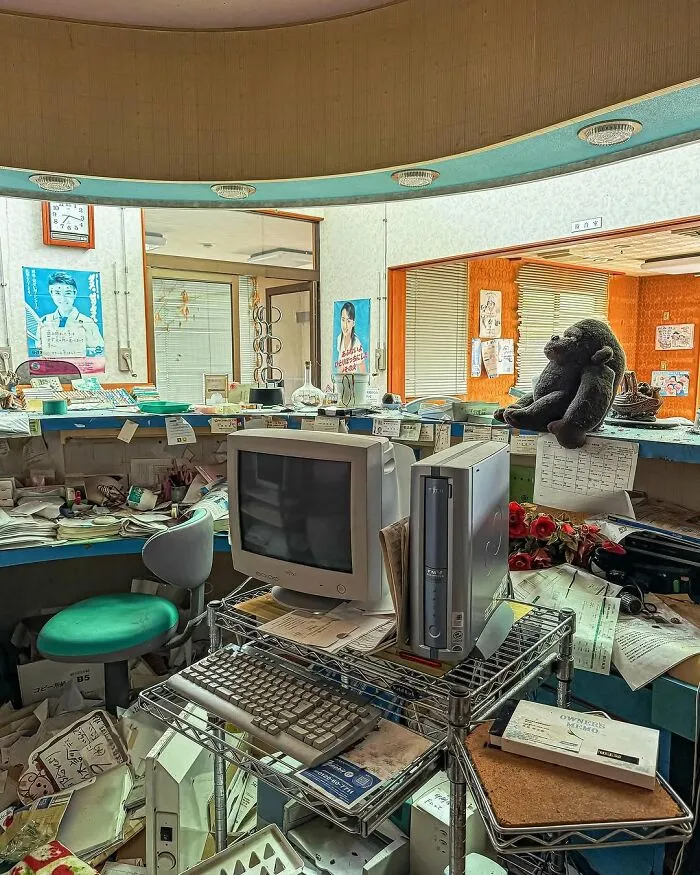 This Dental Office Has Been Left Untouched Since 2011; Here Is What I Found There (15 Pics)