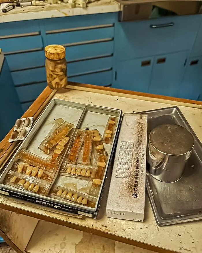 This Dental Office Has Been Left Untouched Since 2011; Here Is What I Found There (15 Pics)