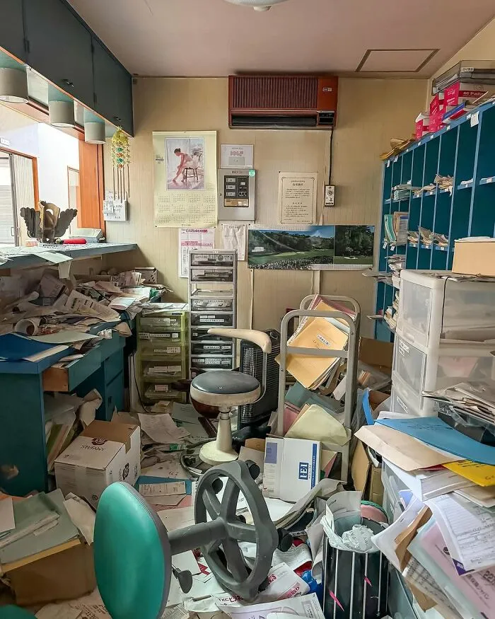 This Dental Office Has Been Left Untouched Since 2011; Here Is What I Found There (15 Pics)