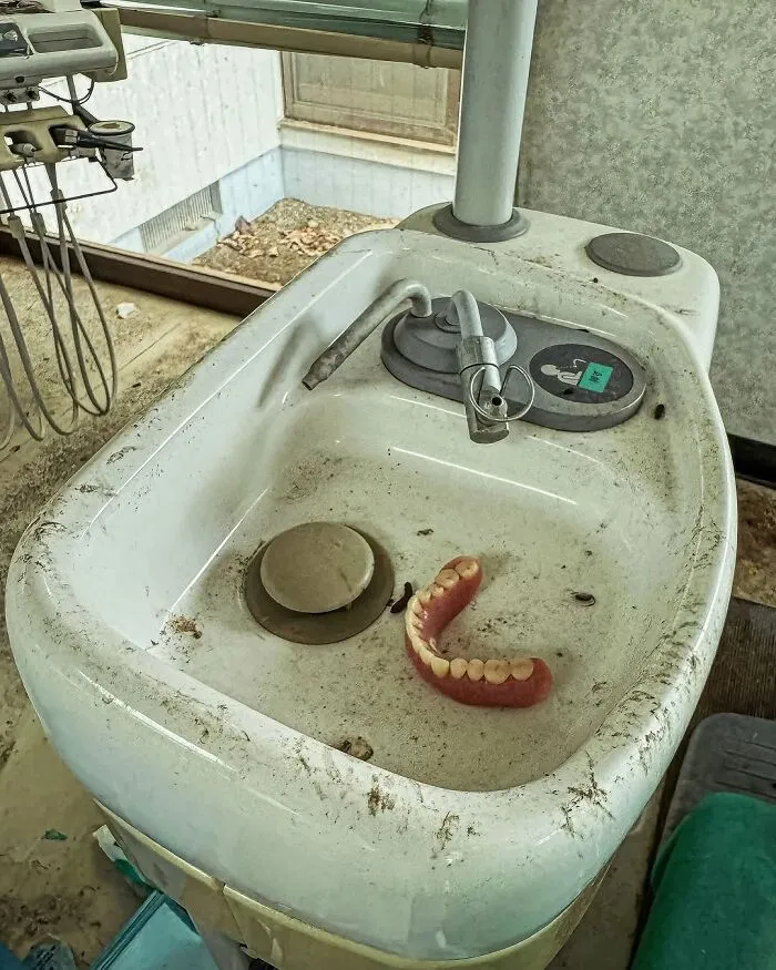 This Dental Office Has Been Left Untouched Since 2011; Here Is What I Found There (15 Pics)
