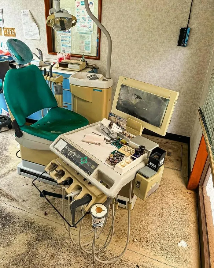 This Dental Office Has Been Left Untouched Since 2011; Here Is What I Found There (15 Pics)
