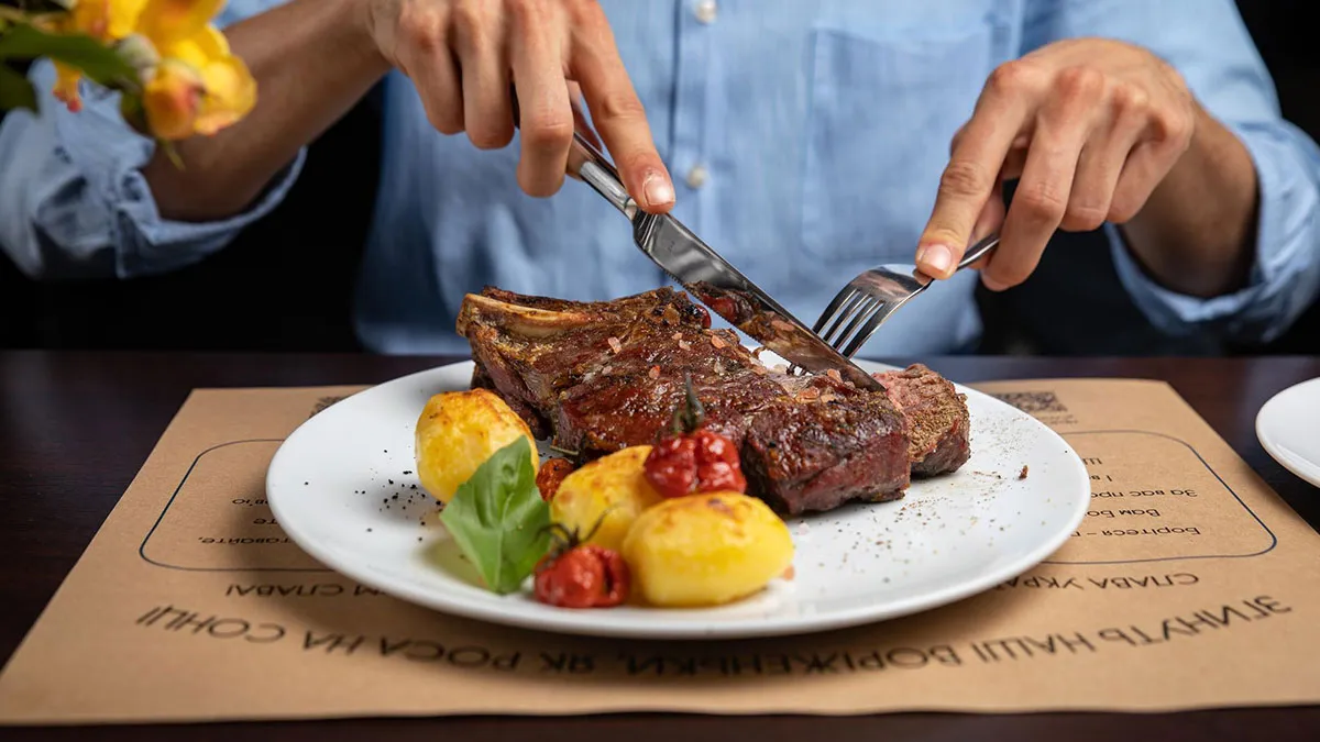 Friend Insists On Going To BBQ Place Despite Knowing Guy Is Vegan, Livid When Bill Arrives