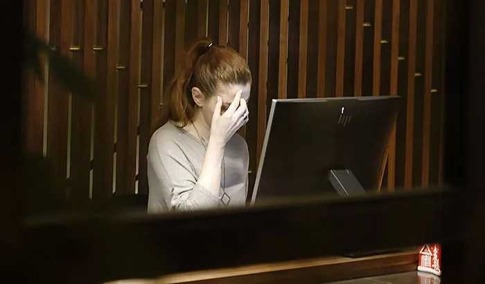 Mujer preocupada frente a una computadora, mostrando señales de infidelidad que muchas personas pasaron por alto.