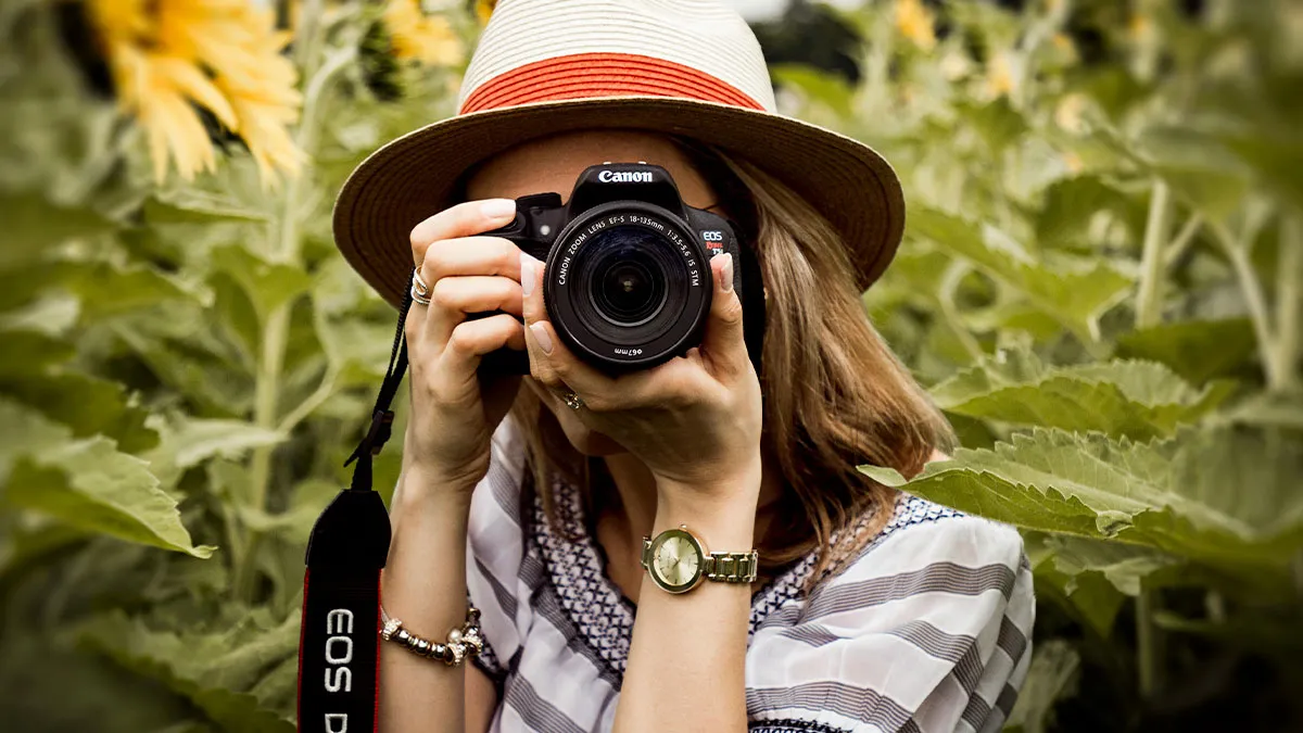 Random Woman Interrupts Paid Photo Session, Throws A Fit When Told Her Kids’ Pics Aren’t Free