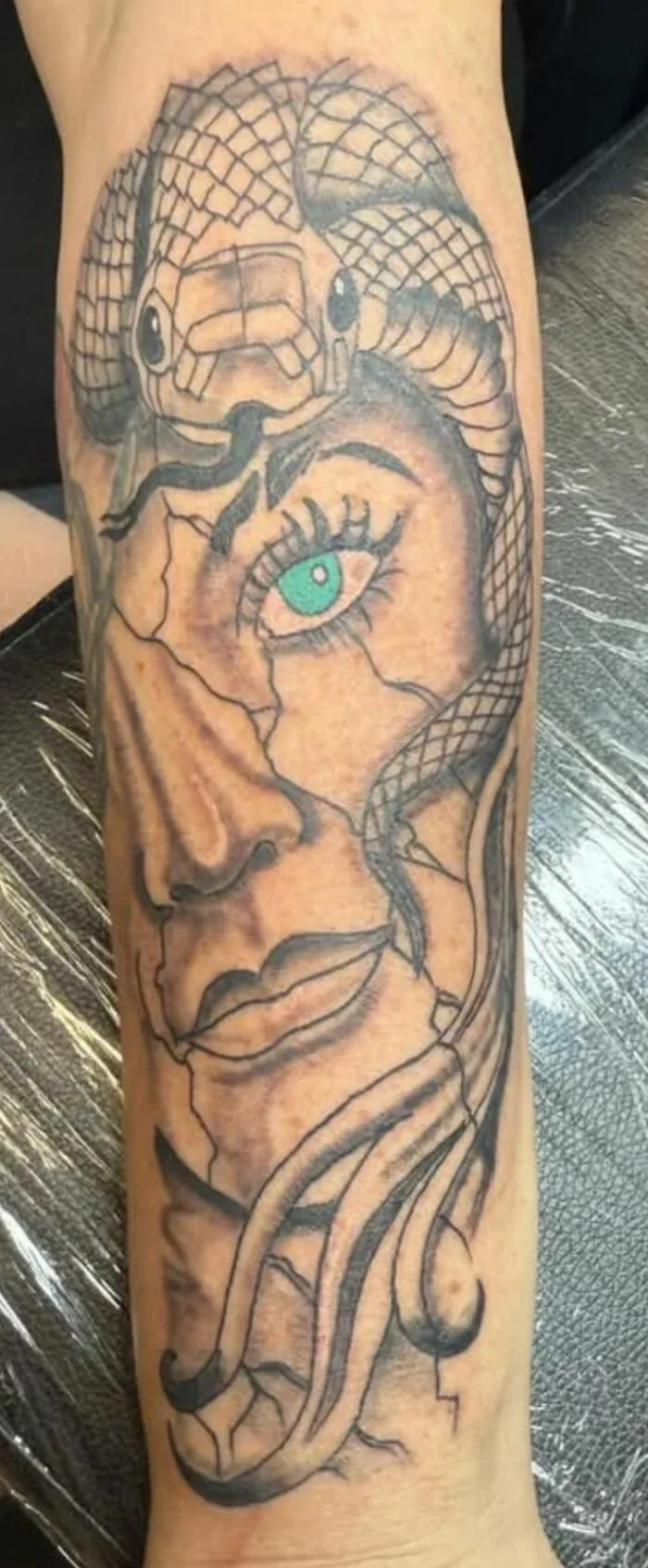 40 Tatuajes horribles para recordarnos que algunos errores son difíciles de borrar